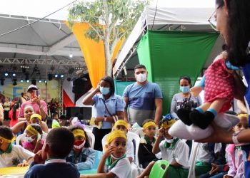 Biblioteca itinerante e Oficina de Currículo na programação do mutirão na Rua Nova nesta 3ª