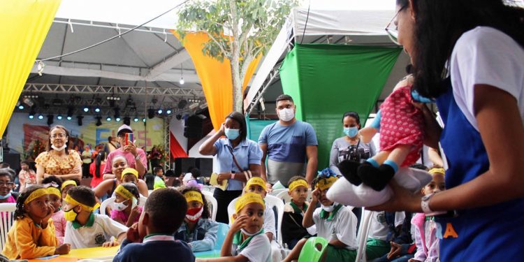 Biblioteca itinerante e Oficina de Currículo na programação do mutirão na Rua Nova nesta 3ª