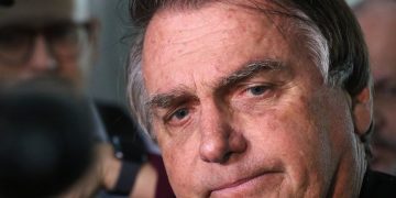 Investigação cita US$ 25 mil em dinheiro que seriam para Bolsonaro