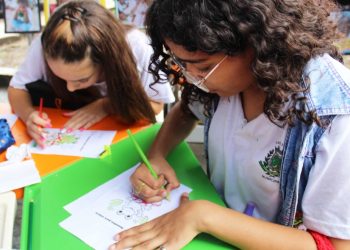 Programação educativa atrai crianças e adultos durante mutirão na Rua Nova