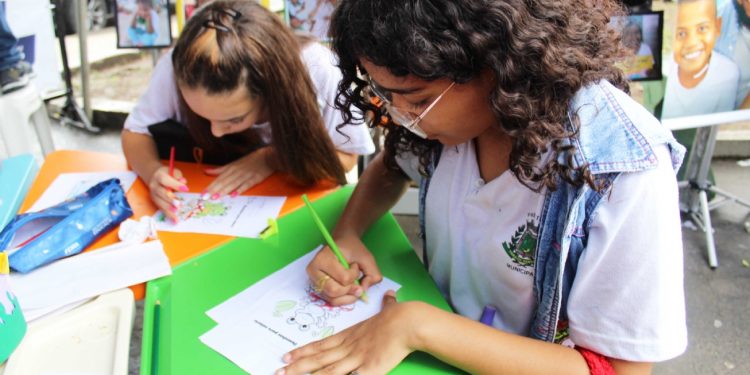 Programação educativa atrai crianças e adultos durante mutirão na Rua Nova