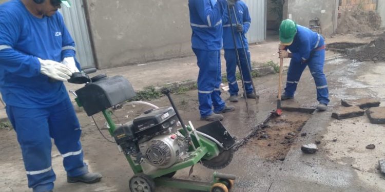 Acesso à rede pública coletora de esgoto é ampliado em vários bairros de Feira de Santana