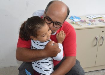 Pai de criança autista é exemplo de cuidado e dedicação em Feira de Santana