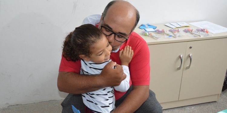 Pai de criança autista é exemplo de cuidado e dedicação em Feira de Santana