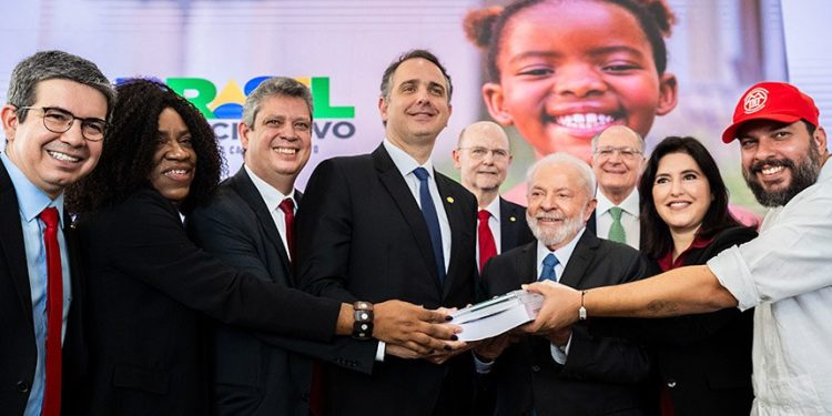 Plano Plurianual chega ao Congresso com foco no social