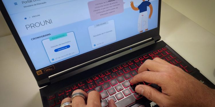 Selecionados do Prouni devem complementar informações até hoje