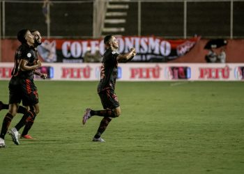 Vitória consegue os gols no fim do jogo contra o ABC e novamente lidera a Série B