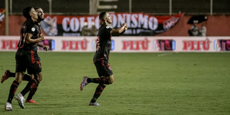 Vitória consegue os gols no fim do jogo contra o ABC e novamente lidera a Série B