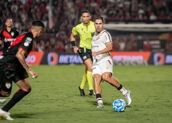 Vitória segura o empate com um a menos contra o Atlético-GO