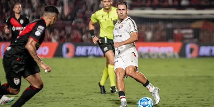 Vitória segura o empate com um a menos contra o Atlético-GO