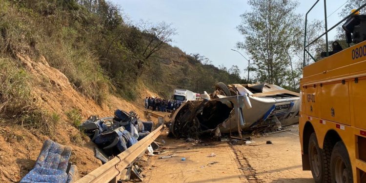 Ônibus com torcedores do Corinthians sofre acidente e deixa 7 mortos