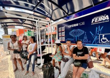 Prefeitura de Feira instala novos abrigos com QR Code no Novo Centro