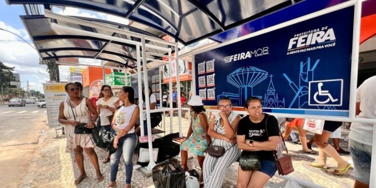Prefeitura de Feira instala novos abrigos com QR Code no Novo Centro