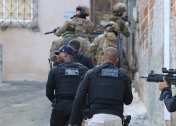 PC e PF encontram pistola, rádios comunicadores e munição de fuzil em esconderijos de facção