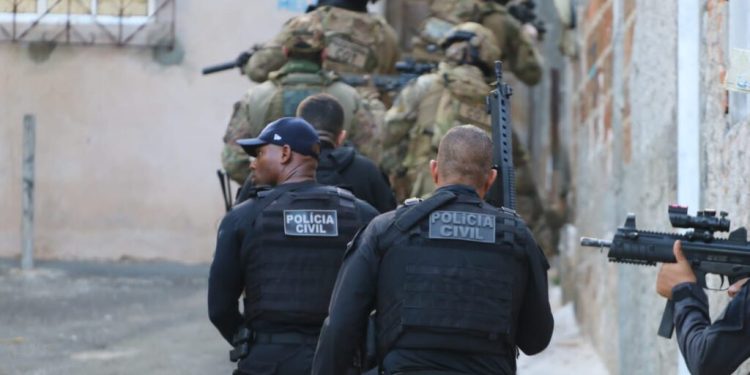 PC e PF encontram pistola, rádios comunicadores e munição de fuzil em esconderijos de facção