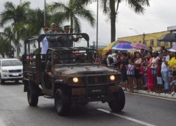 Milhares de feirenses celebram o 7 de Setembro assistindo ao tradicional desfile cívico