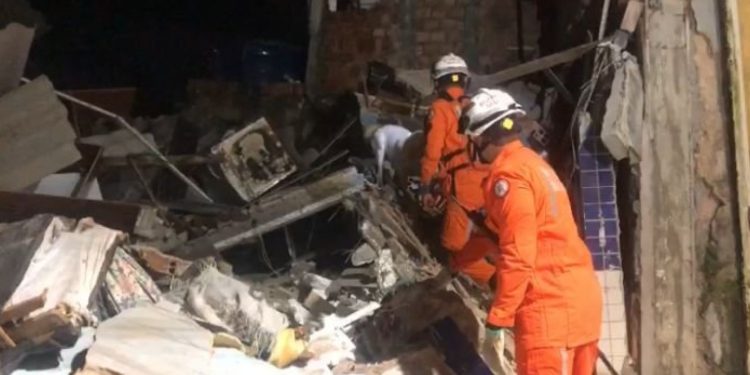 Prédio de três andares desaba no bairro de Cosme de Farias, em Salvador
