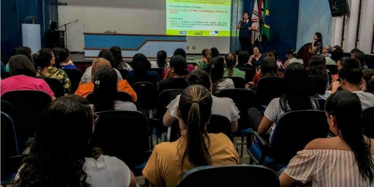 Médicos e enfermeiros de Feira de Santana são atualizados sobre HTLV