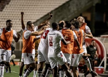 Vitória vence o Ituano e mantém liderança isolada na Série B