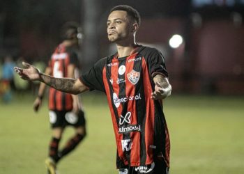 Vitória vence Tombense e dispara na liderança da Série B