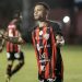 Vitória vence Tombense e dispara na liderança da Série B