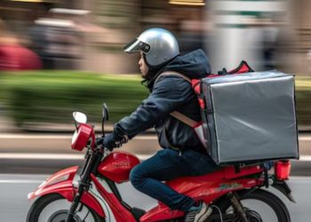 TST reconhece vínculo de emprego entre entregador e empresa de aplicativo