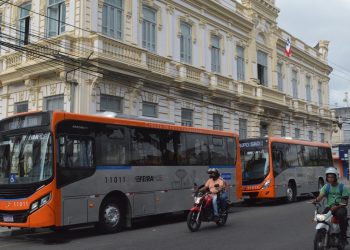 Prefeitura de Feira apresenta mais dois ônibus com ar-condicionado