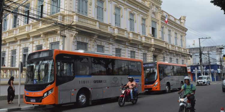 Prefeitura de Feira apresenta mais dois ônibus com ar-condicionado