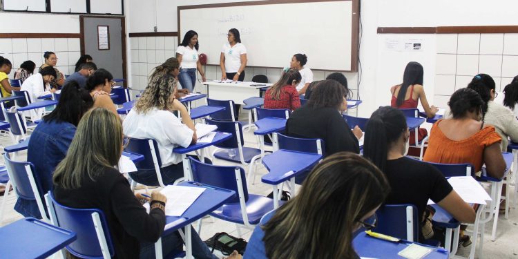 Prova do REDA para professor teve 3.200 candidatos em Feira de Santana neste domingo (24)