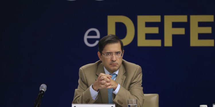 Fake news destrói e mata, diz especialista em seminário no STF