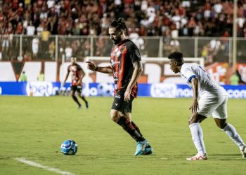 Vitória vence Avaí e segue na liderança da Série B