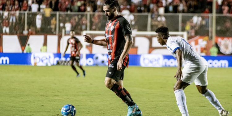 Vitória vence Avaí e segue na liderança da Série B