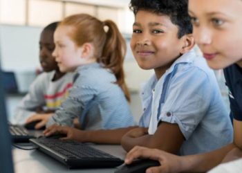 Governo Federal vai conectar 138,4 mil escolas até 2026