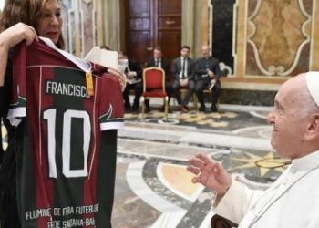 Papa Francisco ganha camisa do Fluminense de Feira e faz revelação curiosa