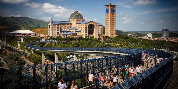 Cerca de 250 mil pessoas devem passar por Aparecida no feriado