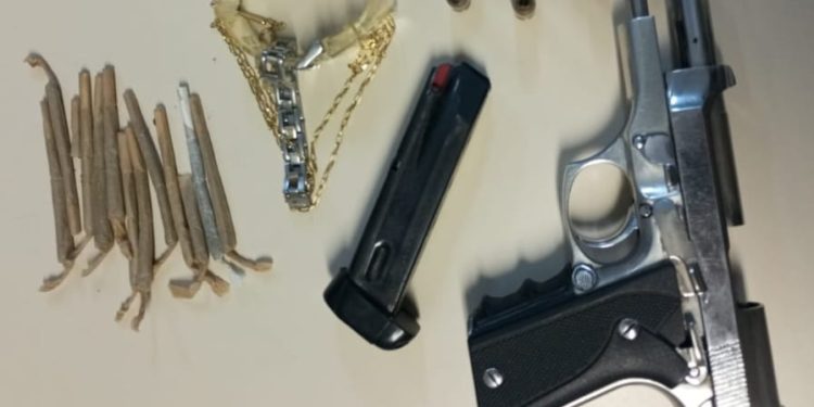 PM realiza apreensão de arma de fogo, munições e entorpecentes no Conjunto Feira V
