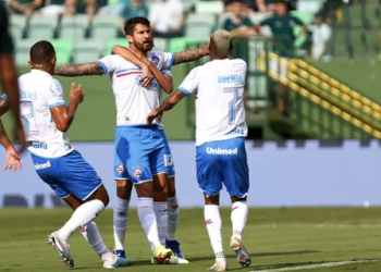 Bahia vence o Goiás em jogo eletrizante com 10 gols e sai do Z-4