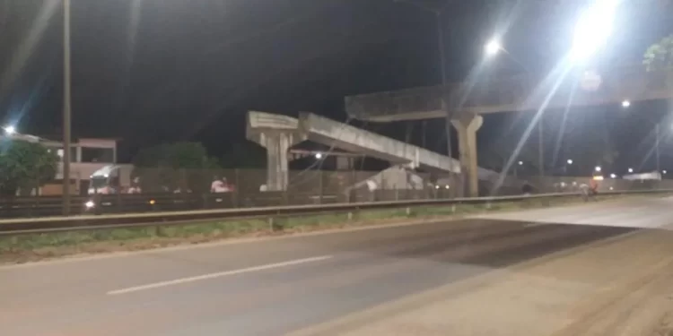 Caçamba derruba parte de passarela e fecha trecho da BR-324 na Bahia