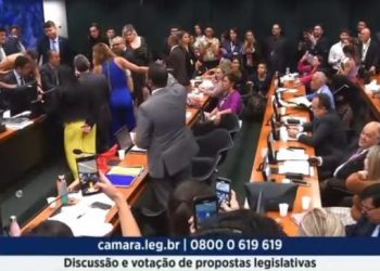 Dois deputados baianos votaram a favor do fim do casamento gay no Brasil