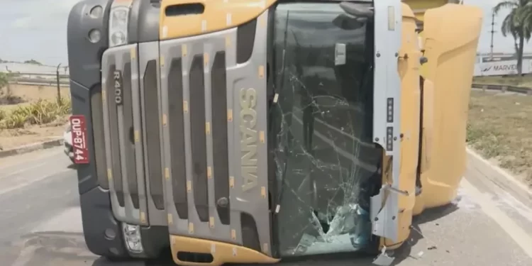 Carreta tomba e interdita parte da BR-324 em Feira de Santana