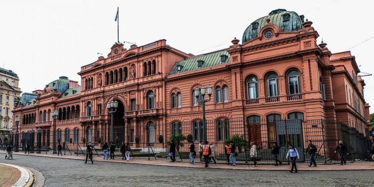 Sergio Massa e Javier Milei disputam segundo turno na Argentina