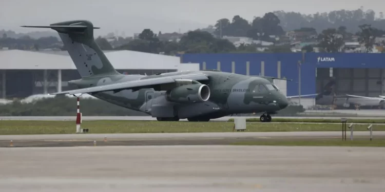 Grupo com 215 brasileiros deixa Israel em aeronave da FAB