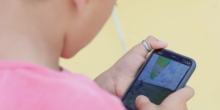 Governo lança consulta sobre uso de dispositivos digitais por crianças