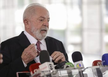 Lula deixa hospital em Brasília após cirurgia