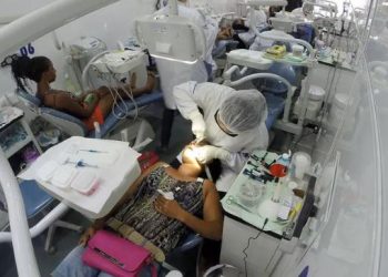 Odontomóvel realiza atendimentos gratuitos de saúde bucal em escolas do interior da Bahia