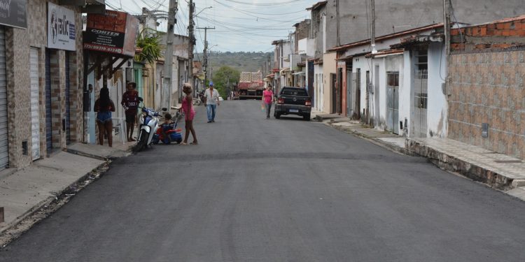Prefeitura de Feira conclui nova etapa de pavimentação asfáltica no bairro Viveiros