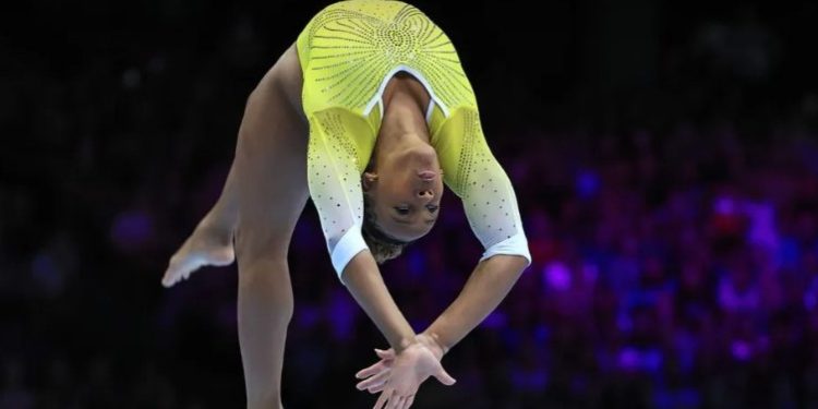 Rebeca é prata no solo no Mundial, e Flavia Saraiva é bronze
