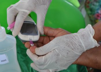 Testagem para sífilis é realizada no estacionamento da Prefeitura de Feira