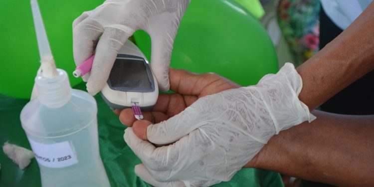 Testagem para sífilis é realizada no estacionamento da Prefeitura de Feira