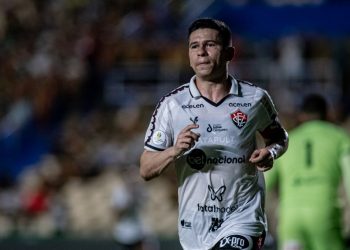 Vitória bate Sampaio Corrêa e rubro-negro volta a vencer fora de casa